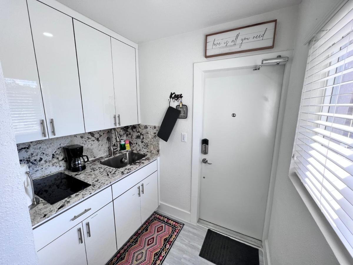 Stylish Studio Apartment By Miami International Airport Exterior photo